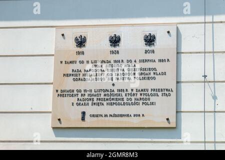 Cieszyn, Polonia - 5 giugno 2021: Targa commemorativa delle attività di indipendenza della Polonia. Foto Stock