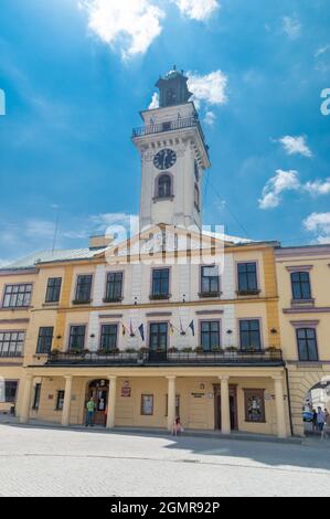 Cieszyn, Polonia - 5 giugno 2021: Municipio sulla piazza del mercato principale (Rynek) in estate. Foto Stock