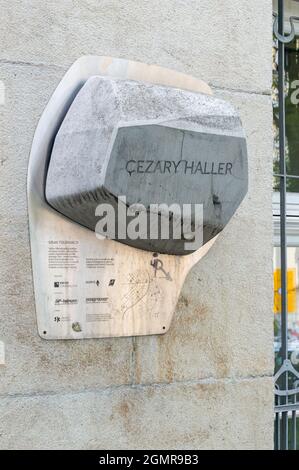 Cieszyn, Polonia - 5 giugno 2021: Targa dedicata a Cezary Haller. Foto Stock