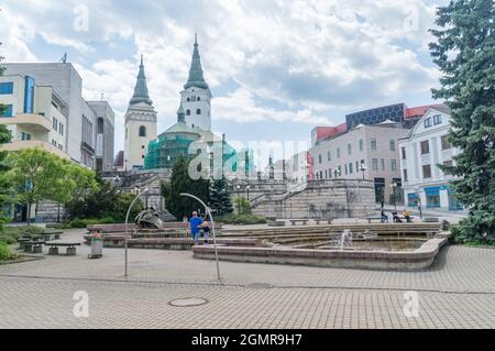 Zilina, Slovacchia - 5 giugno 2021: Piazza di Andrej Hlinka. Vista dalla piazza alla Torre Buriana, la Cattedrale della Santissima Trinità e la Parrocchia S. Foto Stock