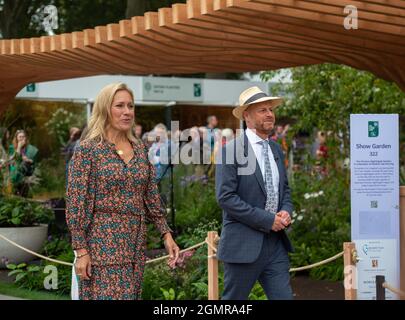 Londra, Regno Unito. 20 Settembre 2021. RHS Chelsea Flower Show Televisione presentatori Sophie Raworth e Joe Swift. E 'stato un giorno occupato al giorno della stampa per il primo Autunnal RHS Chelsea Flower Show. Lo spettacolo è stato cancellato lo scorso anno dopo il Covid-19 Pandemic. Credit: Maureen McLean/Alamy Live News Foto Stock