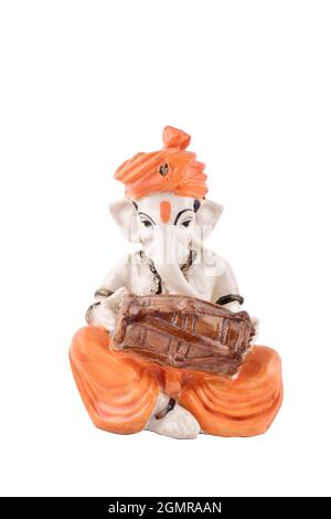 il dio indiano ganesha che gioca il dholak isolato su sfondo bianco con il tracciato di clipping, lord Ganesh Foto Stock