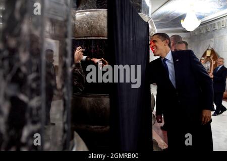 Il presidente Barack Obama raggiunge dietro un pilastro per scuotere le mani con le truppe degli Stati Uniti a Camp Victory a Baghdad, Iraq 4/7/09.Official White House Foto di Pete Souza Foto Stock