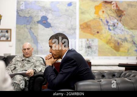 Il presidente Barack Obama incontra il generale Raymond T. odierno, comandante generale della forza multi-nazionale-Iraq, durante la visita del presidente con le truppe degli Stati Uniti a Camp Victory, Baghdad, Iraq 4/7/09. Foto ufficiale della Casa Bianca di Pete Souza Foto Stock