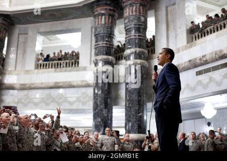 Il Presidente Barack Obama si rivolge alle truppe statunitensi durante la sua visita a Camp Victory, Baghdad, Iraq 4/7/09. Foto ufficiale della Casa Bianca di Pete Souza Foto Stock