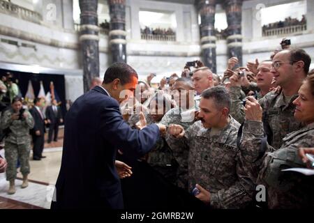 Il presidente Barack Obama riceve un pugno da un soldato statunitense mentre saluta centinaia di truppe statunitensi durante la sua visita martedì 7 aprile 2009 a Camp Victory, Iraq. Foto ufficiale della Casa Bianca di Pete Souza Foto Stock