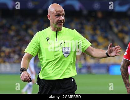 KIEV, UCRAINA - 14 SETTEMBRE 2021: Arbitro Anthony Taylor (Inghilterra) in azione durante la partita della UEFA Champions League Dynamo Kiev v Benfica allo stadio NSC Olimpiyskyi di Kiev Foto Stock