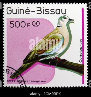 MOSCA, RUSSIA - 26 NOVEMBRE 2018: Un francobollo stampato in Guinea-Bissau mostra l'African Collared dove (Streptopelia roseogrisea), Birds serie, circa 1989 Foto Stock