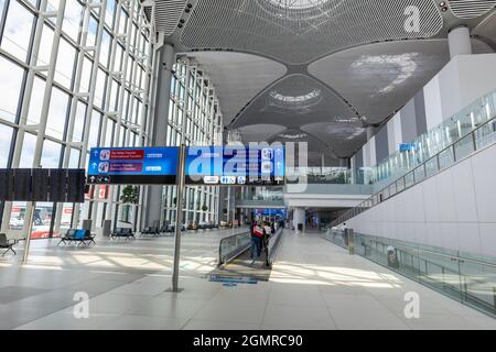 Istanbul, Turchia - Settembre 2021: Architettura e interni dell'aeroporto di Istanbul. L'aeroporto di Istanbul è il principale aeroporto internazionale che serve Istanbul Foto Stock