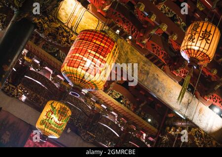 lanterne colorate di carta appese al soffitto nel tempio buddhista a panang malesia Foto Stock