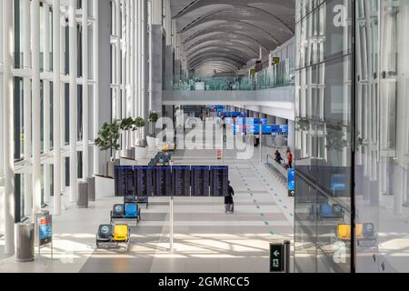 Istanbul, Turchia - Settembre 2021: Architettura e interni dell'aeroporto di Istanbul. L'aeroporto di Istanbul è il principale aeroporto internazionale che serve Istanbul Foto Stock