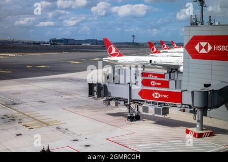 Istanbul, Turchia - Settembre 2021: Aerei della Turkish Airlines trainati sulla pista dell'aeroporto di Istanbul in Turchia. Foto Stock