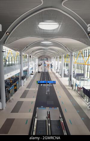 Istanbul, Turchia - Settembre 2021: Architettura e interni dell'aeroporto di Istanbul. L'aeroporto di Istanbul è il principale aeroporto internazionale che serve Istanbul Foto Stock