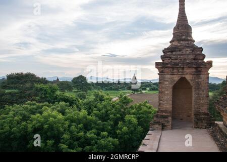 vista dalla pagoda al campo di bagan in myanmar dal tramonto Foto Stock