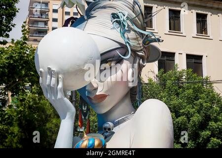 Valencia, Spagna - 4 settembre 2021: Dettaglio della statuetta femminile 'Ninot' disegnata dall'artista Carlos Carsi Garcia per il festival Fallas che mostra t Foto Stock