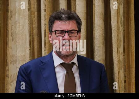 Il Ministro dello sviluppo economico italiano Giancarlo Giorgetti nel Governo Draghi e vice segretario federale della Lega , a Napoli, per un incontro promosso dalla Fondazione mezzogiorno Europa presso l'Unione Industriali. Foto Stock