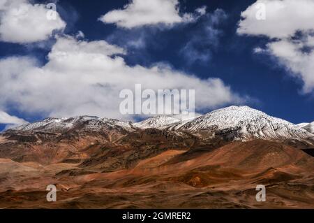 Montagne con cime innevate nel deserto di Atacama, Cile Foto Stock