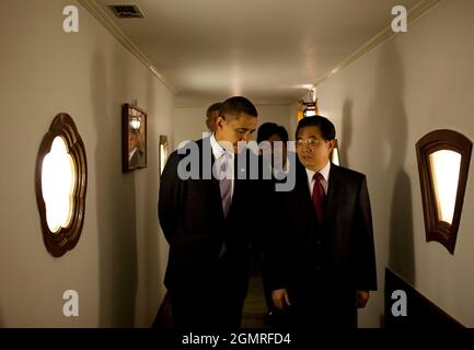 Il presidente Barack Obama cammina con il presidente cinese Hu Jintao alla Diaoyutai state Guest House a Pechino, Cina, 16 novembre 2009. (Foto ufficiale della Casa Bianca di Pete Souza) questa fotografia ufficiale della Casa Bianca è resa disponibile solo per la pubblicazione da parte delle organizzazioni di notizie e/o per uso personale la stampa dal soggetto(i) della fotografia. La fotografia non può essere manipolata in alcun modo e non può essere utilizzata in materiali commerciali o politici, pubblicità, e-mail, prodotti, promozioni che in alcun modo suggeriscono l'approvazione o l'approvazione del presidente, della prima famiglia, o della Casa Bianca. Foto Stock