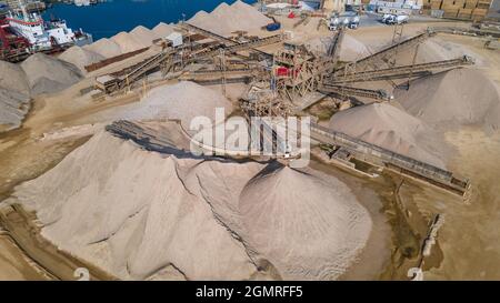 Veduta aerea della fossa di smistamento di sabbia e ghiaia da parte della tenuta industriale, Hove, East Sussex, UK. Foto Stock