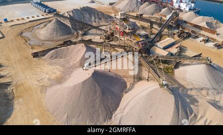 Veduta aerea della fossa di smistamento di sabbia e ghiaia da parte della tenuta industriale, Hove, East Sussex, UK. Foto Stock