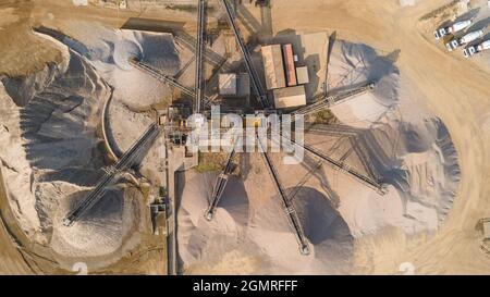 Veduta aerea della fossa di smistamento di sabbia e ghiaia da parte della tenuta industriale, Hove, East Sussex, UK. Foto Stock