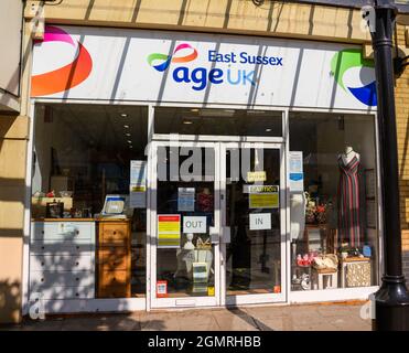 Hastings, Regno Unito - Luglio 31 2020: La facciata di Age UK Charity Shop in Queens Road Foto Stock