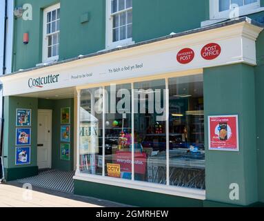 Aberaeron, Regno Unito - Giugno 06 2021: La facciata del negozio di convenienza Costcutter su Market Street Foto Stock