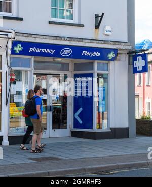 Aberaeron, Regno Unito - Giugno 06 2021: La facciata di Boots Pharmacy su Bridge Street Foto Stock