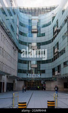 Londra, Regno Unito - Agosto 10 2021: L'ingresso alla sede centrale della BBC Broadcasting House su All Souls Place Foto Stock