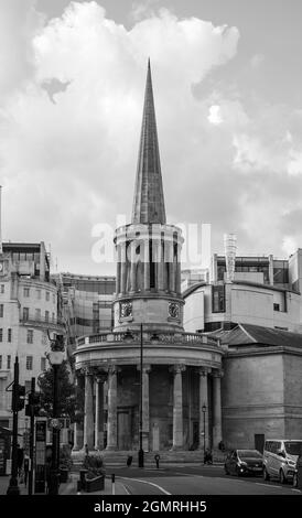 Londra, Regno Unito - Agosto 10 2021: La guglia e l'ingresso della chiesa di All Souls in Langham Street Foto Stock