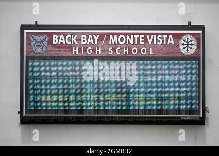 Piccole bandiere americane sono posti intorno alla segnaletica a Back Bay e Monte Vista High School, Martedì, Agosto 31, 2021, a Costa Mesa, Calif. Le bandiere erano p Foto Stock