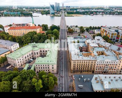 RIGA, LETTONIA - 29 ago 2021: Una vista aerea della Maratona di riga, folla di persone in evento maratona vicino alla Statua della libertà Milda Foto Stock