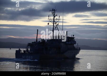 FGS Homburg (M1069), un minehunter di classe Frankenthal (o tipo 332) operato dalla Marina tedesca, passando Greenock sul Firth di Clyde, prima di partecipare agli Esercizi militari Dynamic Mariner 2021 e Joint Warrior 21-2. Foto Stock