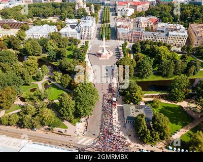 RIGA, LETTONIA - 29 ago 2021: Una vista aerea della Maratona di riga, folla di persone in evento maratona vicino alla Statua della libertà Milda Foto Stock