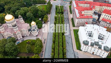 RIGA, LETTONIA - 29 ago 2021: Una vista aerea della Maratona di riga, folla di persone in evento maratona vicino alla Statua della libertà Milda Foto Stock