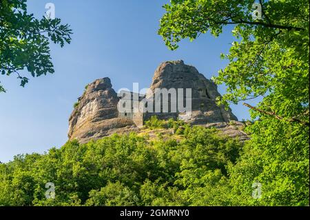 L'antico Castello della pietra vicino a Vobbia nel Parco Naturale Regionale dell'Antola Foto Stock