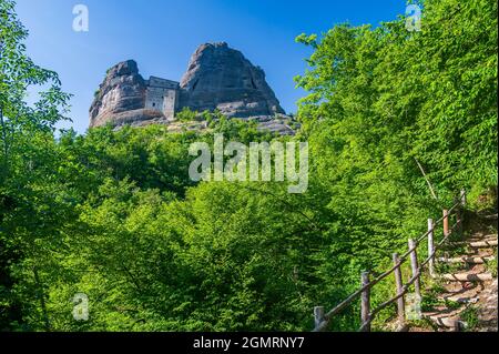 L'antico Castello della pietra vicino a Vobbia nel Parco Naturale Regionale dell'Antola Foto Stock