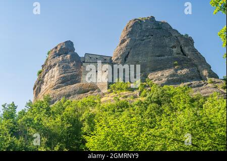 L'antico Castello della pietra vicino a Vobbia nel Parco Naturale Regionale dell'Antola Foto Stock