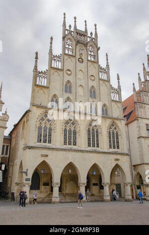 Münster settembre 2021: Lo storico municipio di Münster in Vestfalia sul Prinzipalmarkt è uno dei punti di riferimento della città, insieme a St Paulus Cathed Foto Stock