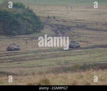 Esercito britannico Warrior FV512 MRV & Warrior FV510 carri armati IFV in azione su un esercizio militare, Salisbury Plain, Wilts UK Foto Stock