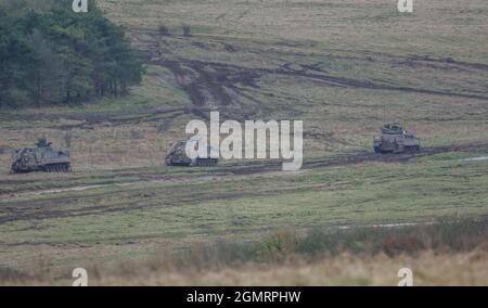 Esercito britannico Warrior FV512 MRV & Warrior FV510 carri armati IFV in azione su un esercizio militare, Salisbury Plain, Wilts UK Foto Stock