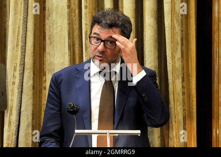 Napoli, Italia. 20 Settembre 2021. Giancarlo Giorgetti Ministro dello sviluppo economico, a Napoli, per un incontro promosso dalla Fondazione mezzogiorno Europa all'Unione industriale. Napoli, Italia, 20 settembre 2021. (Foto di Vincenzo Izzo/Sipa USA) Credit: Sipa USA/Alamy Live News Foto Stock