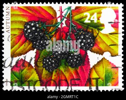 MOSCA, RUSSIA - 6 NOVEMBRE 2019: Francobollo stampato nel Regno Unito mostra autunno - BlackBerry, le quattro stagioni: Serie autunno, circa 1993 Foto Stock