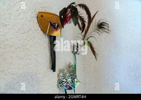 Maschere di Carnevale sul muro. Foto Stock