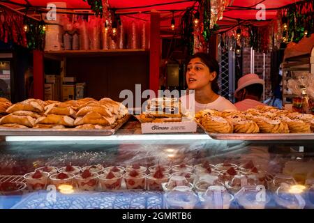 New York, New York, Stati Uniti. 19 Settembre 2021. Fornitore di cibo alla Festa di San Gennaro Little Italy NYC. La celebrazione annuale su via Mulberry celebra il Santo Patrono di Napoli che si dice abbia protetto dalle calamità naturali. L'evento comprende una processione della statua (santuario) attraverso le strade e una fiera di strada che attingono migliaia di salsicce, pizza, cannolis, zeppoli e altri popolari piatti italiani. La Chiesa del sangue più preziosa ospita il Santuario di San Gennaro. (Credit Image: © Milo Hess/ZUMA Press Wire) Foto Stock