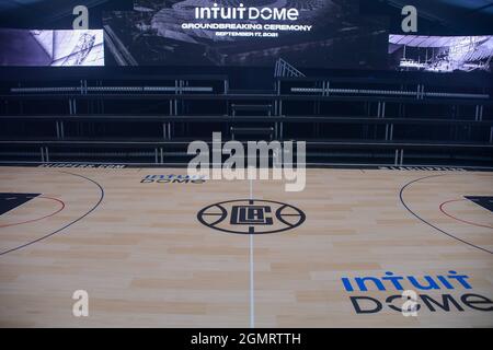 Vista generale del campo da basket che ha agito da palco durante una cerimonia rivoluzionaria per la nuova casa dei Los Angeles Clippers, Intu Foto Stock