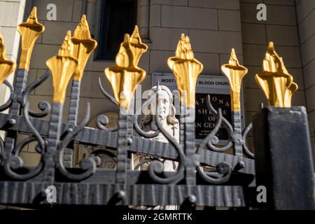 New York, New York, Stati Uniti. 19 Settembre 2021. Statua del Patrono Cattolico di Napoli di fronte alla Chiesa del sangue più prezioso di Little Italy in via Baxter. Questo è il Patrono di Napoli che si dice abbia protetto le persone di Napoli dalle calamità naturali. La Festa di San Gennaro lo onora tra cui una processione dell'interno (santuario) attraverso le strade e una fiera di strada che attingono migliaia di salsicce, pizza, cannolis, zeppoli e altri popolari piatti italiani insieme a giostre. (Credit Image: © Milo Hess/ZUMA Press Wire) Foto Stock