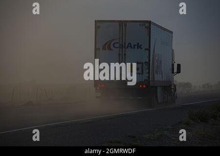 EL PASO, STATI UNITI - 23 maggio 2021: Un semirimorchio-trattore che attraversa una potente tempesta di sabbia. Foto Stock