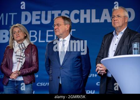 Mechthild Wittmann, Armin Laschet und Markus Ferber. Der nordrheinwestfälische Ministerpräsident, CDU Vorsitzende und Kanzlerkandidat der Union Armin Laschet Sprach am 17. Settembre 2021 ad Augsburg auf der Großen Wahlkampfverstanstaltung der Union a bayerisch-Schwaben. Aktivist*innen von Extinction Rebellion protestierten nackt. * Mechthild Wittmann, Armin Laschet e Markus Ferber. Il Presidente del Ministro, capo della CDU e cancelliere candidato dell'Unione Armin Laschet il 17 settembre 2021 ha parlato ad Augsburg, in Germania, in occasione del grande raduno elettorale della Swabia bavarese. Attivisti Foto Stock