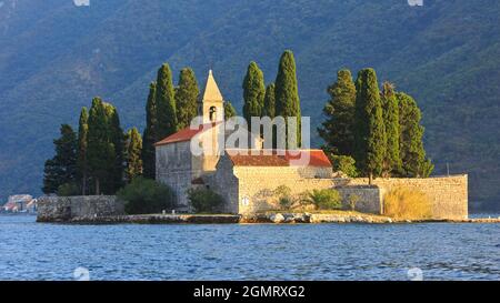 Il monastero benedettino di San Giorgio del XII secolo sull'isola di Sveti Dorde (isola di San Giorgio) nella baia di Kotor, Montenegro Foto Stock